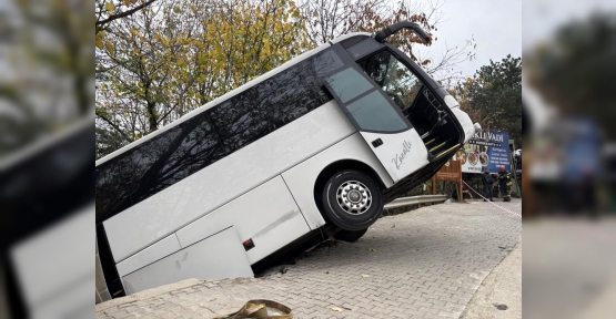 FACİANIN EŞİĞİNDEN DÖNÜLDÜ: TUR OTOBÜSÜ ŞARAMPOLE DÜŞTÜ