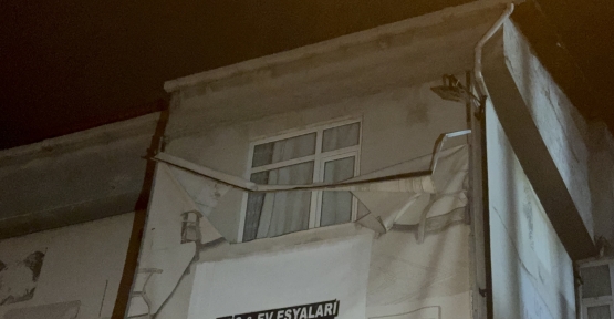 KOCAELİ'DE BİR BİNANIN KOLONLARI ÇATLADI: AİLELER KORKUYLA EVİ TAHLİYE ETTİ