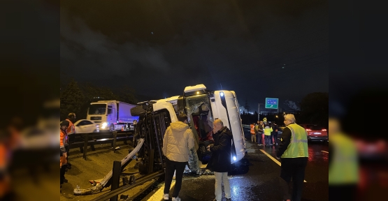 TEM'DE TIR DEVRİLDİ, KASADAKİ GRANÜL YOLA SAÇILDI: 1 YARALI