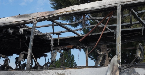 YOLCU OTOBÜSÜ ALEVLERE TESLİM OLDU: ARAÇ DEMİR YIĞININA DÖNDÜ