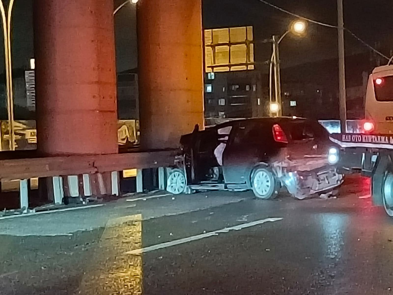 Bariyerlere Çarparak Durabildi.