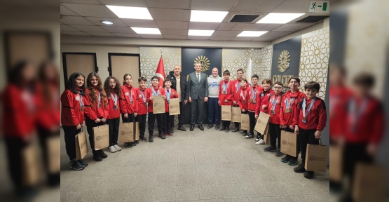 Başkan Sezer Gölcük Belediyesporlu Yüzücüleri Ağırladı