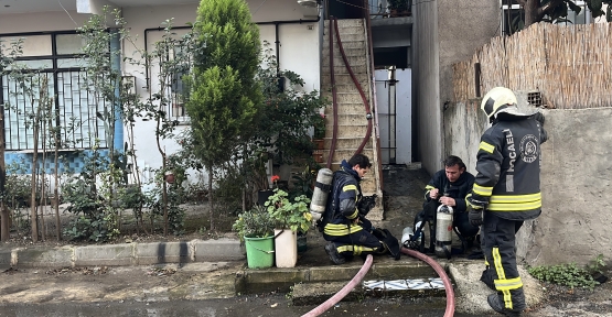 BİNA ÇATISINDA YANGIN: BABA VE OĞLU DUMANDAN ETKİLENDİ