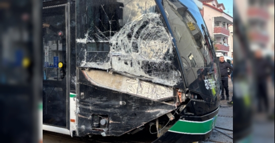 Çöp Kamyonu Tramvaya Çarptı: 3 Yaralı