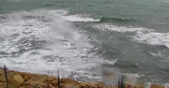 Kocaeli'de Fırtına Sahilleri Vurdu, Dalgalar Yükseldi, Tekneler Sallandı