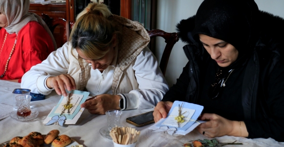 Konak Güllerinin Kâğıttaki İzleri Büyüledi