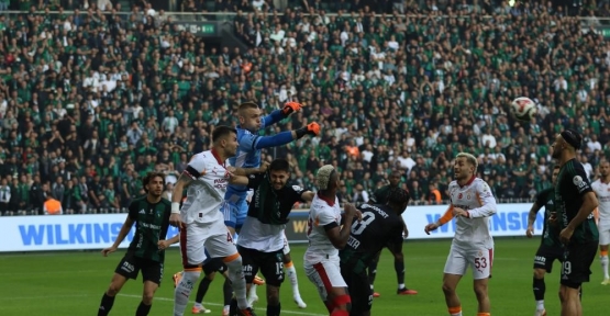 KÖRFEZ EKİBİ SEYİRCİSİYLE BİRLİKTE ÇOK FARKLI OYNUYOR