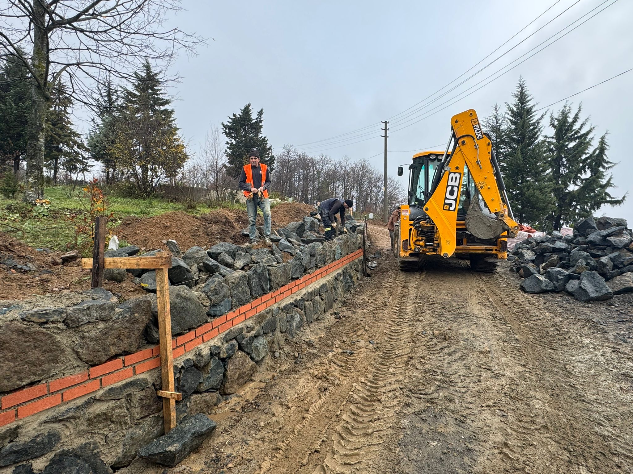 Mezarlıklara 6 Bin Metreküp Taş Duvar İnşa Ediliyor