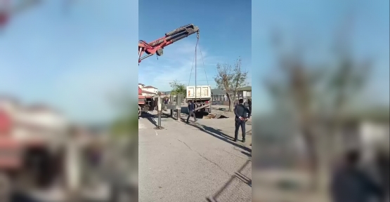 Okul Bahçesinde Çökme Sonucu Çukura Düşen Kamyon Vinçle Çıkarıldı