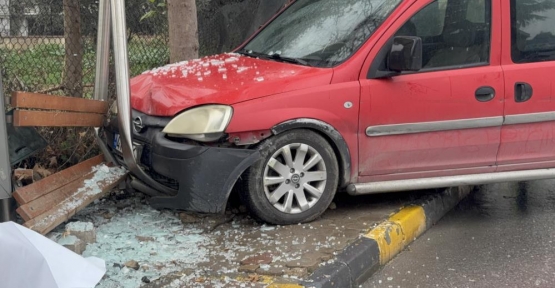 Sürücüsüz Hareket Eden Araç Durağa Çarptı