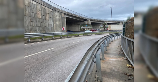 YAĞIŞLI HAVADA BARİYERE ÇARPAN MOTOSİKLETİN SÜRÜCÜSÜ HAYATINI KAYBETTİ