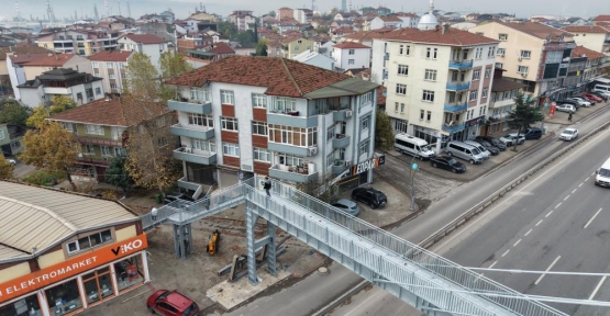 Yayalar Evimi İzliyor" Şikayeti Üst Geçidi Yıktırdı: "Evi Yine Görebiliyoruz"