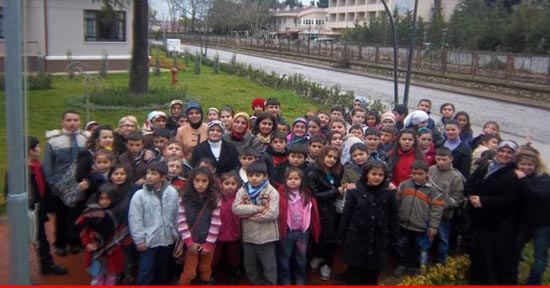 Ak Partili Kadınlardan Öğrencilere Jest!