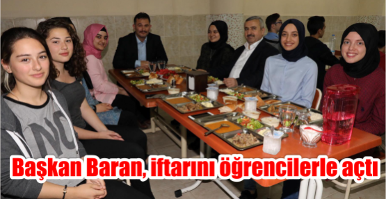  Başkan Baran, iftarını öğrencilerle açtı