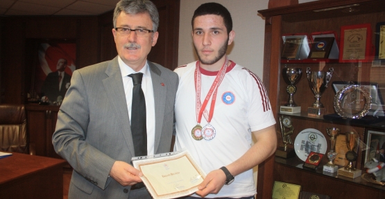 Başkan Ellibeş başarılı sporcuyu ödüllendirdi
