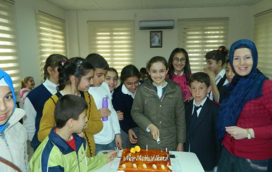   DERS ARASINDA DOĞUM GÜNÜ KUTLAMASI