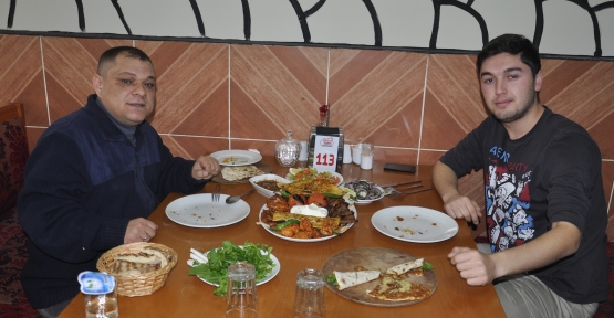  Doğukan başarısını Yarar'la  kebap yiyerek kutladı.