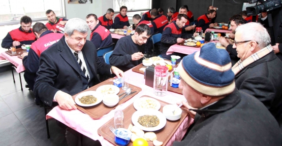 Başkan, işçilerle aynı sofrada