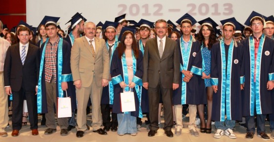  Gebze Anadolu’da mezuniyet sevinci   