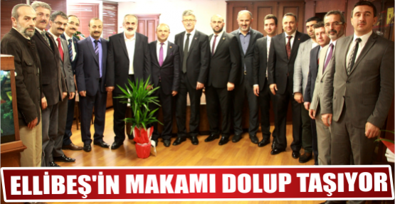Gölcük Belediye Başkanı Mehmet Ellibeş’in Makamı Tebrik ziyaretleri nedeniyle dolup taşıyor