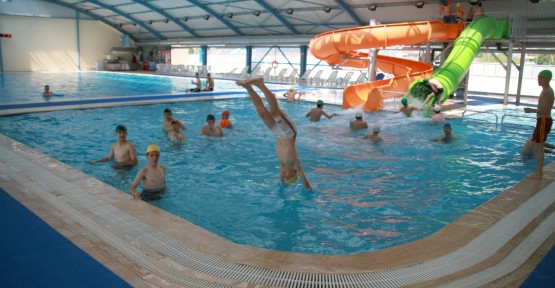  Gölcük Belediye Yüzme Havuzu Yaz sezonunda yoğun ilgi görüyor