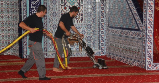 Gölcük Belediyesi Camileri temizletiyor