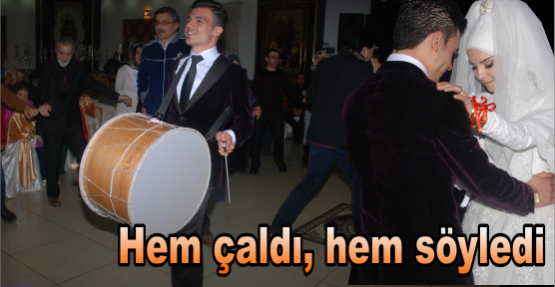 Hem çaldı, hem söyledi
