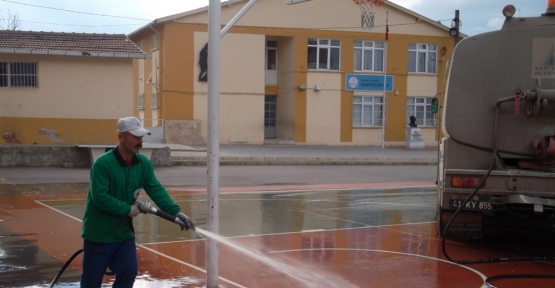 Kartepe’nin okul bahçeleri yıkandı