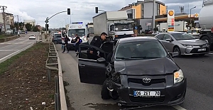D-100#039;DE 2 OTOMOBİL ÇARPIŞTI:...