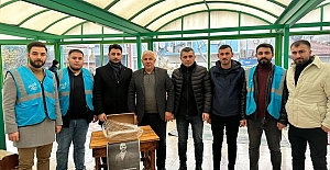 AK Partili Gençler İslamoğlu  İçin Lokum Dağıttı