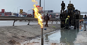 KARTEPE'DE YER ALTINDAN YİNE GAZ ÇIKTI, EKİPLER KONTROLLÜ OLARAK YAKTI