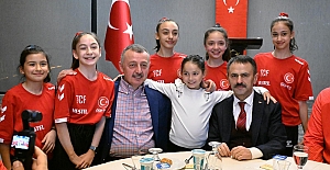 Vali Aktaş ve Başkan Tahir Büyükakın, Milli Sporcularla Birlikte İftar Yaptı