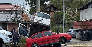 ALKOLLÜ SÜRÜCÜ TAMİRE BIRAKILAN OTOMOBİLİN ÜSTÜNE UÇTU: 3 YARALI