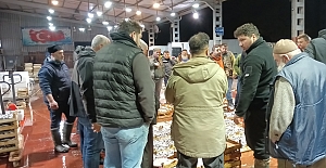 AV YASAĞI BAŞLADI, KÜÇÜK TEKNELERİN GETİRDİĞİ BALIKLAR MEZATTA SATILDI