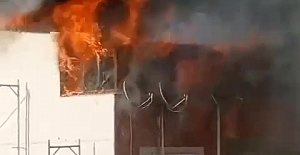 ÇATI KATINDA ÇIKAN YANGIN YÜREKLERİ AĞZA GETİRDİ
