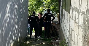 PENCERE KENARINDA YOĞURT YİYEN ÇOCUK...