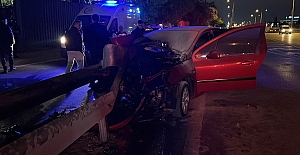 YANAN OTOMOBİLDE SIKIŞAN SÜRÜCÜYÜ...