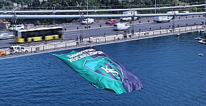 Kocaelispor'un Bayrağı İstanbul Boğazı'nda Dalgalandı