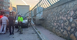 KORKULUKLARI YIKAN OTOMOBİL DUVARDA...