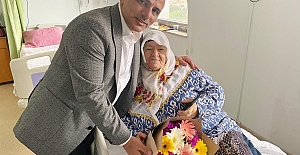 Söğüt, Anneler Günü’nde  Annesini Hastanede Ziyaret Etti