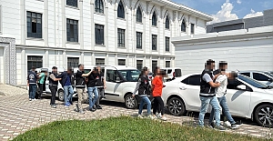SÜRÜCÜNÜN İÇİNDE BULUNDUĞU OTOMOBİL KURŞUN YAĞMURUNA TUTULMUŞTU: 5 ŞÜPHELİ YAKALANDI