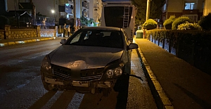 OTOMOBİL KAZASINDA KAPILAR SIKIŞTI, YOLCULARI VATANDAŞLAR KURTARDI