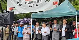 YÜZLERCE KİŞİ YAĞMUR ALTINDA FİLİSTİN İÇİN TEK YÜREK OLDU