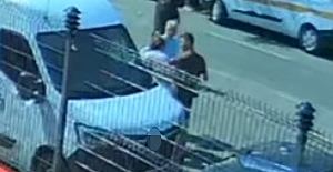 GAZETECİYE SALDIRIP, TELEFONUNU ZORLA...