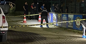 İLÇE EMNİYET MÜDÜRLÜĞÜ ÖNÜNDE SİLAHLI KAVGA: 2 YARALI