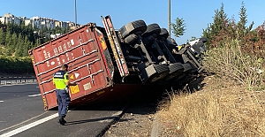 TEM OTOYOLUNDA TIR DEVRİLDİ, SÜRÜCÜ...