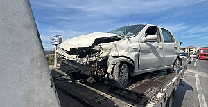 BARİYERLERE ÇARPAN OTOMOBİLDEKİ...