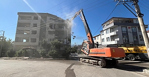 Derince’de Ağır Hasarlı Binaya İlk Kepçe Vuruldu