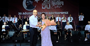 Derince’de Zafer Bayramı Şarkılarla Kutlandı