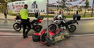 MOTOSİKLET TRAFİK LEVHASINA ÇARPTI: 1'İ AĞIR 2 YARALI